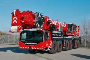 roter Mobilkran LIEBHERR LTM1300-6.3 mit Henneberger-Schriftzug: Erweiterung Fuhrpark Kranarbeiten